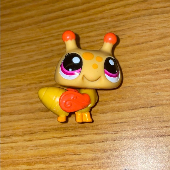 littlest pet shop # 1914 yellow and pink bumblebee - Picture 1 of 3